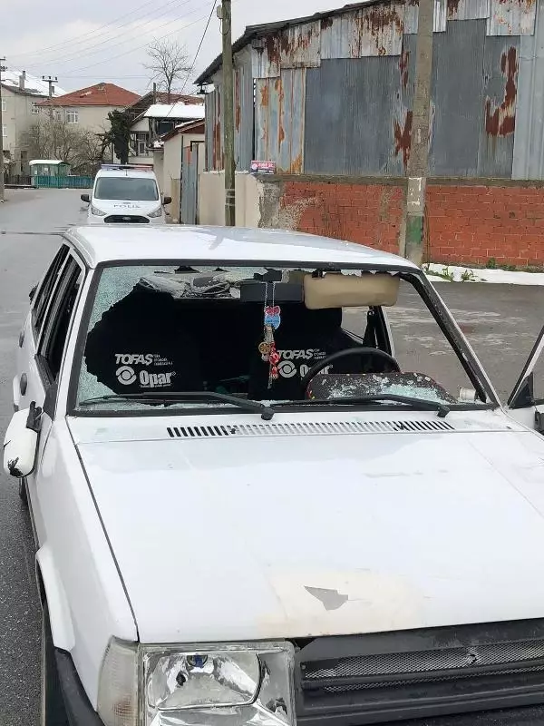 Otomobilin önünü kesen 1'i kadın 4 saldırgan, sürücüyü darbetti Otomobilin önünü kesen 1'i kadın 4 saldırgan, sürücüyü darbetti