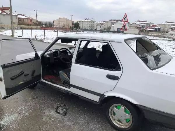 Otomobilin önünü kesen 1'i kadın 4 saldırgan, sürücüyü darbetti Otomobilin önünü kesen 1'i kadın 4 saldırgan, sürücüyü darbetti