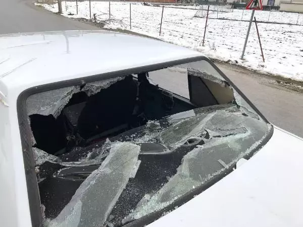 Otomobilin önünü kesen 1'i kadın 4 saldırgan, sürücüyü darbetti Otomobilin önünü kesen 1'i kadın 4 saldırgan, sürücüyü darbetti