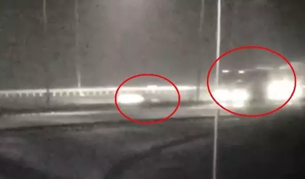 Otoyolda ters yönde hız yapan otomobil, yolcu otobüsüyle çarpıştı. 2 ölü, 10 yaralı Otoyolda ters yönde hız yapan otomobil, yolcu otobüsüyle çarpıştı. 2 ölü, 10 yaralı