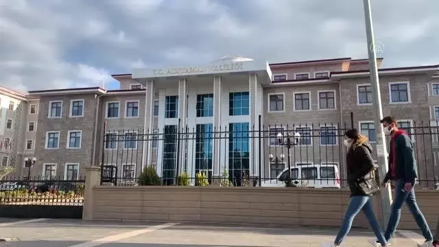 Patisiyle pencereden 'beni içeri al' mesajı veren Boncuk, Adıyaman Valiliğinin maskotu oldu Patisiyle pencereden 'beni içeri al' mesajı veren Boncuk, Adıyaman Valiliğinin maskotu oldu