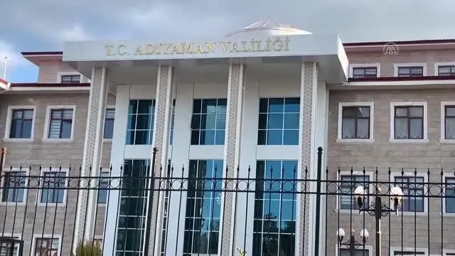 Patisiyle pencereden 'beni içeri al' mesajı veren Boncuk, Adıyaman Valiliğinin maskotu oldu Patisiyle pencereden 'beni içeri al' mesajı veren Boncuk, Adıyaman Valiliğinin maskotu oldu