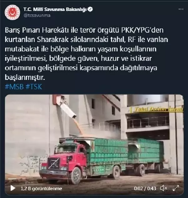Barış Pınarı Harekatı'yla PKK/YPG'den kurtarılan köyün silolarındaki tahıl bölge halkına dağıtılıyor Barış Pınarı Harekatı'yla PKK/YPG'den kurtarılan köyün silolarındaki tahıl bölge halkına dağıtılıyor
