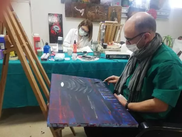 Sağlık çalışanları, resim yaparak koronavirüs stresinden uzaklaşıyor Sağlık çalışanları, resim yaparak koronavirüs stresinden uzaklaşıyor