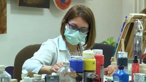 Sağlık çalışanları, resim yaparak koronavirüs stresinden uzaklaşıyor Sağlık çalışanları, resim yaparak koronavirüs stresinden uzaklaşıyor