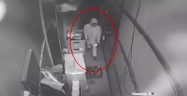 Salihli'de hırsızlık şüphelilerini güvenlik kamerası görüntüleri yakalattı Salihli'de hırsızlık şüphelilerini güvenlik kamerası görüntüleri yakalattı