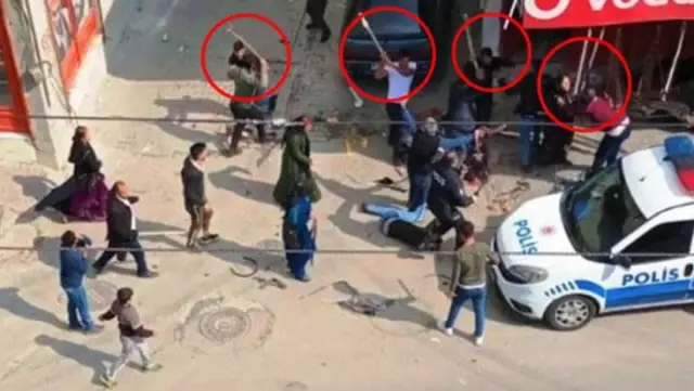 Şanlıurfa'da iki aile arasındaki taşlı sopalı kavgada 9 kişi yaralandı Şanlıurfa'da iki aile arasındaki taşlı sopalı kavgada 9 kişi yaralandı