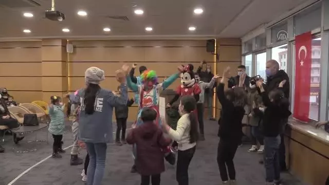 Siirt Belediyesi yetim çocukları hediyelerle sevindirdi Siirt Belediyesi yetim çocukları hediyelerle sevindirdi