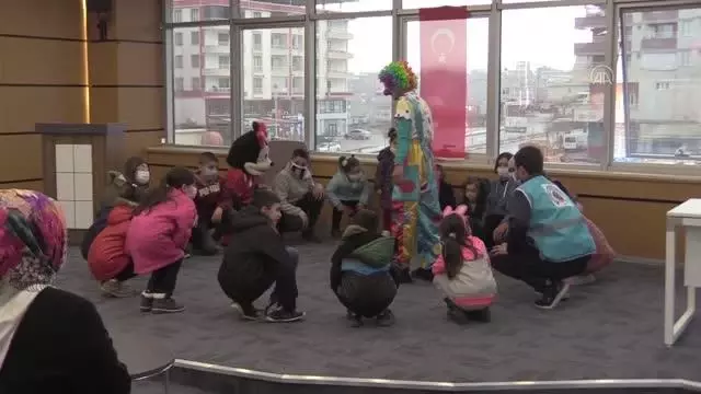 Siirt Belediyesi yetim çocukları hediyelerle sevindirdi Siirt Belediyesi yetim çocukları hediyelerle sevindirdi