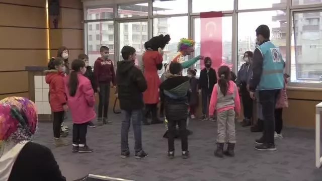 Siirt Belediyesi yetim çocukları hediyelerle sevindirdi Siirt Belediyesi yetim çocukları hediyelerle sevindirdi