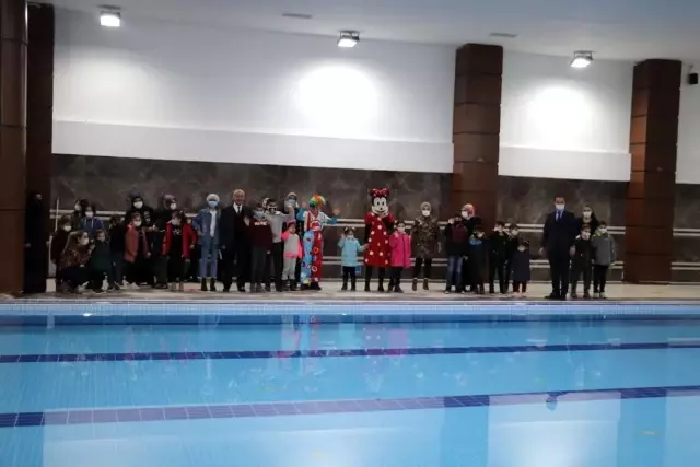 Siirt Belediyesi yetim çocukları hediyelerle sevindirdi Siirt Belediyesi yetim çocukları hediyelerle sevindirdi