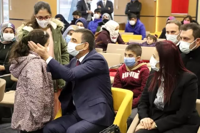 Siirt Belediyesi yetim çocukları hediyelerle sevindirdi Siirt Belediyesi yetim çocukları hediyelerle sevindirdi