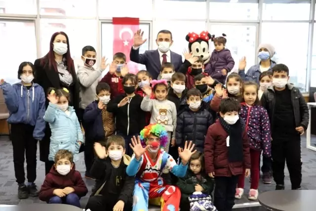 Siirt Belediyesi yetim çocukları hediyelerle sevindirdi Siirt Belediyesi yetim çocukları hediyelerle sevindirdi