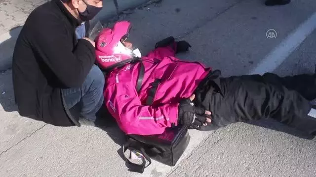 Sipariş götüren motosikletli kurye trafik kazasında yaralandı Sipariş götüren motosikletli kurye trafik kazasında yaralandı