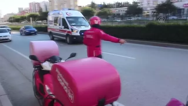 Sipariş götüren motosikletli kurye trafik kazasında yaralandı Sipariş götüren motosikletli kurye trafik kazasında yaralandı