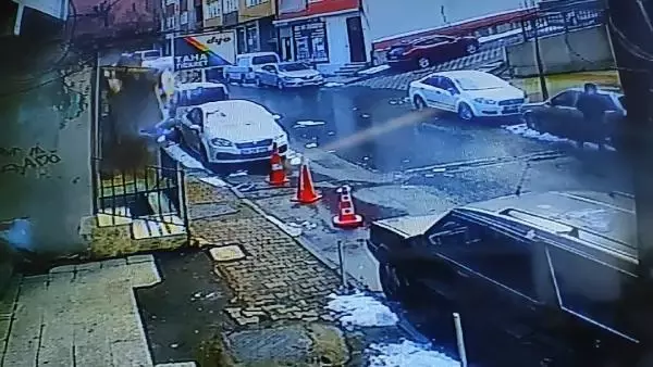 Şişli'de balkon çöktü; o anlar kamerada Şişli'de balkon çöktü; o anlar kamerada