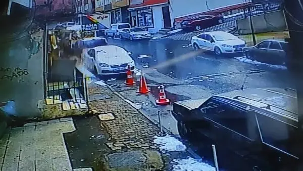 Şişli'de balkon çöktü; o anlar kamerada Şişli'de balkon çöktü; o anlar kamerada