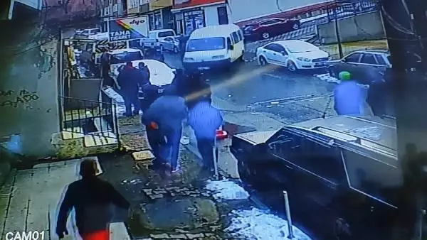 Şişli'de balkon çöktü; o anlar kamerada Şişli'de balkon çöktü; o anlar kamerada