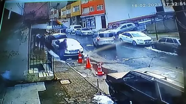Şişli'de balkon çöktü; o anlar kamerada Şişli'de balkon çöktü; o anlar kamerada
