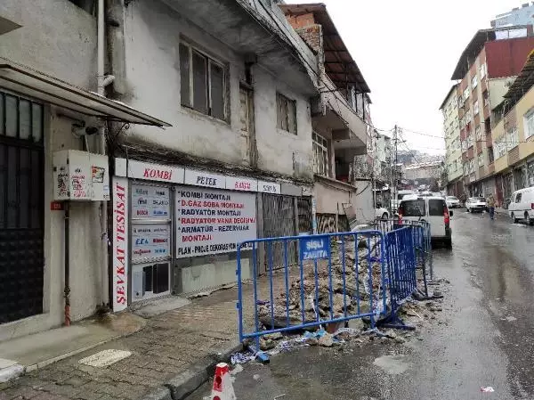 Şişli'de balkon çöktü; o anlar kamerada Şişli'de balkon çöktü; o anlar kamerada