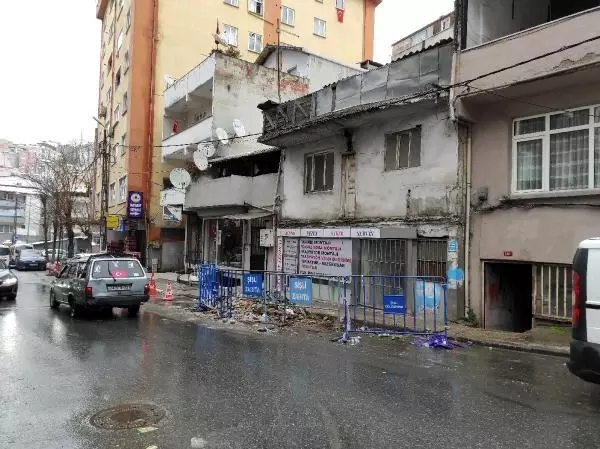 Şişli'de balkon çöktü; o anlar kamerada Şişli'de balkon çöktü; o anlar kamerada