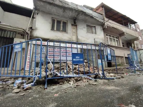 Şişli'de balkon çöktü; o anlar kamerada Şişli'de balkon çöktü; o anlar kamerada