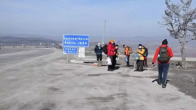 Sivas'ta doğa tutkunları salgın sürecinde turlara katılarak doğada vakit geçiriyor Sivas'ta doğa tutkunları salgın sürecinde turlara katılarak doğada vakit geçiriyor