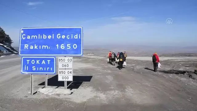 Sivas'ta doğa tutkunları salgın sürecinde turlara katılarak doğada vakit geçiriyor Sivas'ta doğa tutkunları salgın sürecinde turlara katılarak doğada vakit geçiriyor