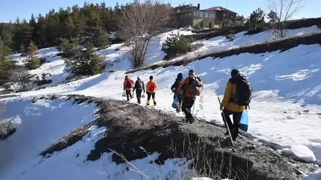 Sivas'ta doğa tutkunları salgın sürecinde turlara katılarak doğada vakit geçiriyor Sivas'ta doğa tutkunları salgın sürecinde turlara katılarak doğada vakit geçiriyor