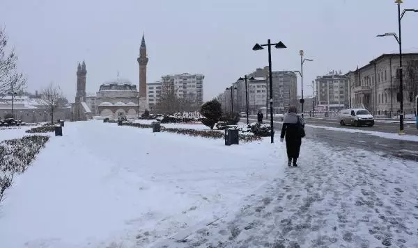 Sivas'ta kar yağışı; 109 yerleşim yeri yolu kapalı Sivas'ta kar yağışı; 109 yerleşim yeri yolu kapalı