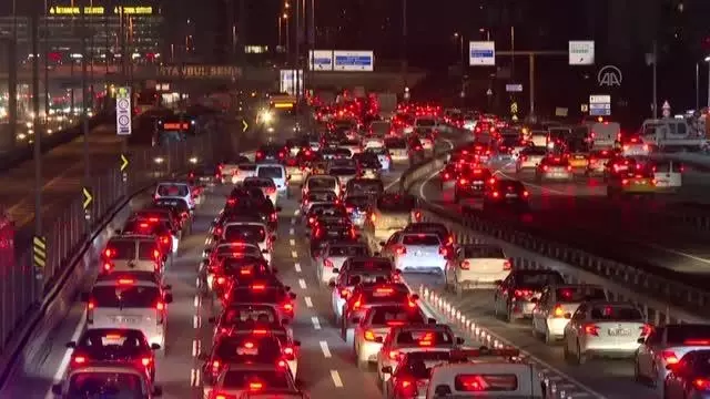 Koronavirüsle mücadele kapsamında, 22 Şubat Pazartesi saat 05.00'te sona erecek sokağa çıkma kısıtlaması başladı. Koronavirüsle mücadele kapsamında, 22 Şubat Pazartesi saat 05.00'te sona erecek sokağa çıkma kısıtlaması başladı.