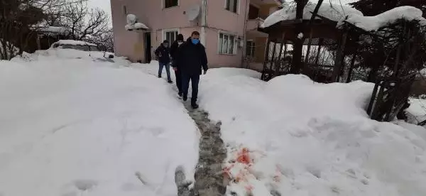 Sokaktaki kan izleri polisi harekete geçirdi Sokaktaki kan izleri polisi harekete geçirdi