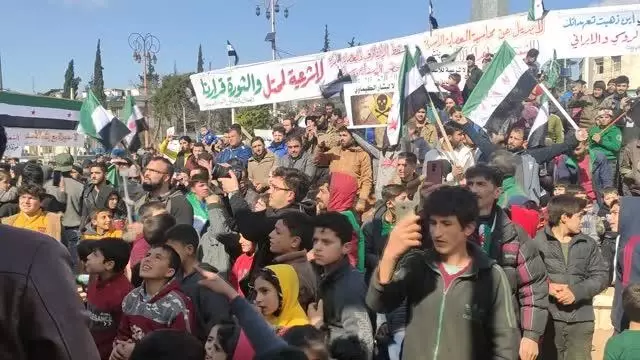 Suriye'de yerlerinden edilerek İdlib'e sığınmak zorunda kalan siviller evlerine dönebilmek için gösteri düzenledi Suriye'de yerlerinden edilerek İdlib'e sığınmak zorunda kalan siviller evlerine dönebilmek için gösteri düzenledi