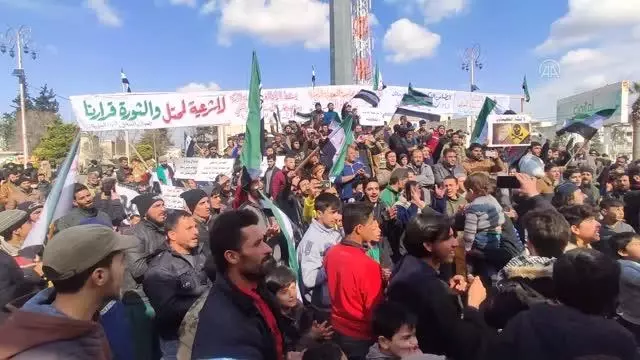 Suriye'de yerlerinden edilerek İdlib'e sığınmak zorunda kalan siviller evlerine dönebilmek için gösteri düzenledi Suriye'de yerlerinden edilerek İdlib'e sığınmak zorunda kalan siviller evlerine dönebilmek için gösteri düzenledi
