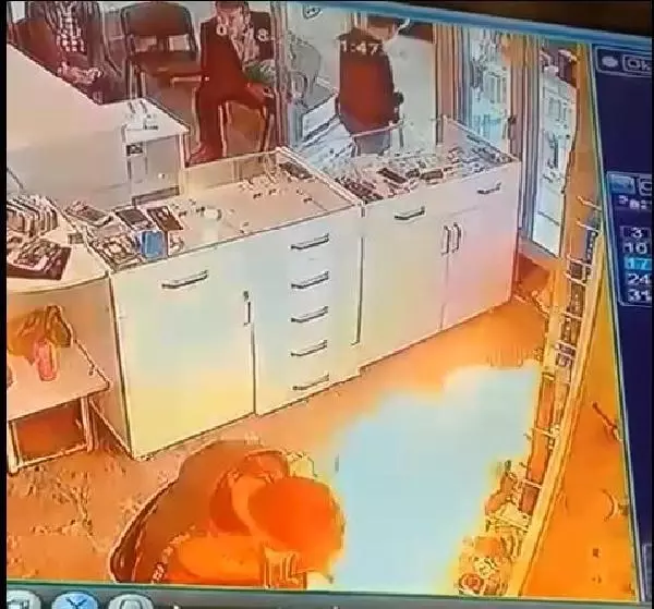 Tamir için eline aldığı telefon alev aldı, o anlar kamerada Tamir için eline aldığı telefon alev aldı, o anlar kamerada