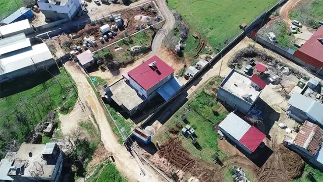 Tapulu arsasından geçen yolu kapattı, kalp krizi geçiren hastaya ambulans ulaşamadı Tapulu arsasından geçen yolu kapattı, kalp krizi geçiren hastaya ambulans ulaşamadı