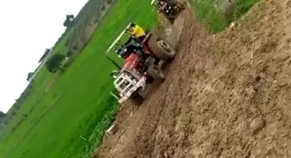 Tapulu arsasından geçen yolu kapattı, kalp krizi geçiren hastaya ambulans ulaşamadı Tapulu arsasından geçen yolu kapattı, kalp krizi geçiren hastaya ambulans ulaşamadı