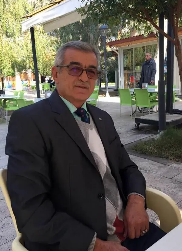 Tasması demire takılan köpeği imam fark edip, kurtardı Tasması demire takılan köpeği imam fark edip, kurtardı