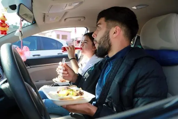 Tedbirler sonrası araçta yemek yeme dönemi başladı, oto yıkamacıların işleri arttı Tedbirler sonrası araçta yemek yeme dönemi başladı, oto yıkamacıların işleri arttı
