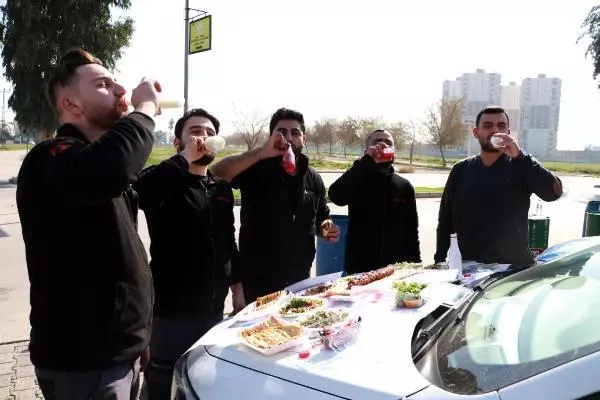 Tedbirler sonrası araçta yemek yeme dönemi başladı, oto yıkamacıların işleri arttı Tedbirler sonrası araçta yemek yeme dönemi başladı, oto yıkamacıların işleri arttı
