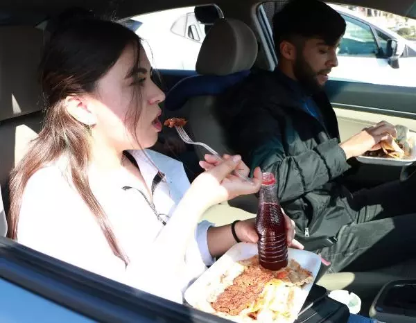 Tedbirler sonrası araçta yemek yeme dönemi başladı, oto yıkamacıların işleri arttı Tedbirler sonrası araçta yemek yeme dönemi başladı, oto yıkamacıların işleri arttı