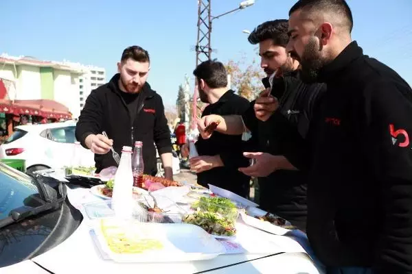 Tedbirler sonrası araçta yemek yeme dönemi başladı, oto yıkamacıların işleri arttı Tedbirler sonrası araçta yemek yeme dönemi başladı, oto yıkamacıların işleri arttı