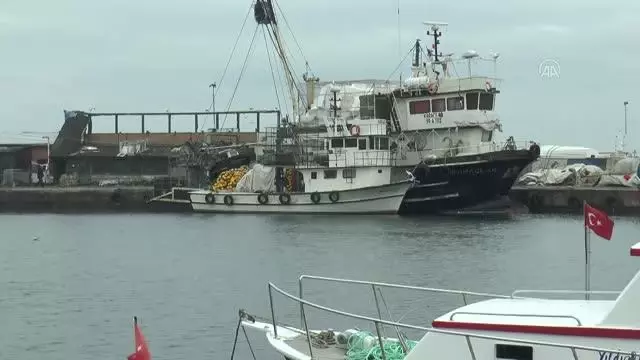 Tekirdağlı balıkçılar Marmara'ya açılmak için deniz salyasının bitmesini bekliyor Tekirdağlı balıkçılar Marmara'ya açılmak için deniz salyasının bitmesini bekliyor