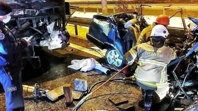 Ters şeride giren otomobil otobüsle çarpıştı: 2 ölü, 10 yaralı Ters şeride giren otomobil otobüsle çarpıştı: 2 ölü, 10 yaralı