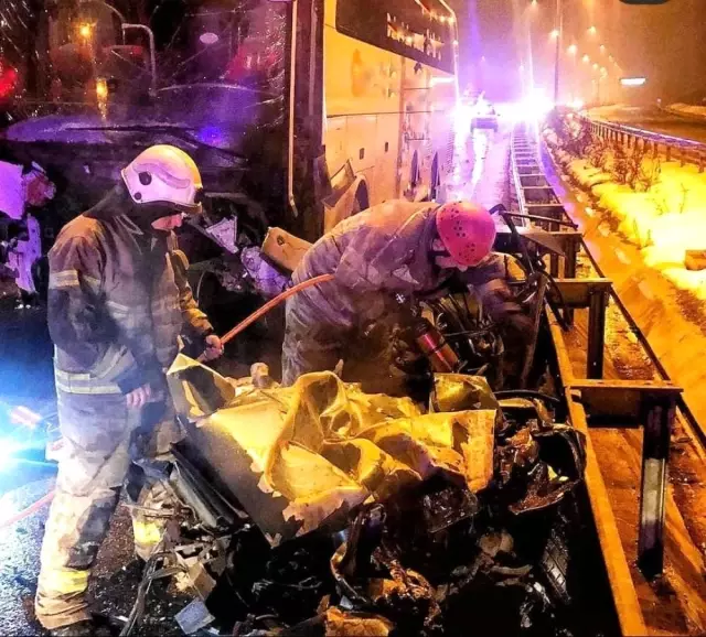 Ters şeride giren otomobil otobüsle çarpıştı: 2 ölü, 10 yaralı Ters şeride giren otomobil otobüsle çarpıştı: 2 ölü, 10 yaralı