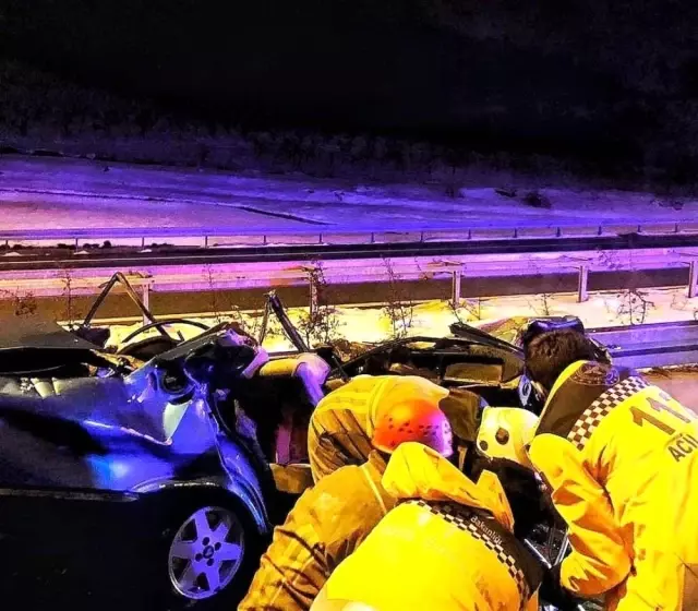 Ters şeride giren otomobil otobüsle çarpıştı: 2 ölü, 10 yaralı Ters şeride giren otomobil otobüsle çarpıştı: 2 ölü, 10 yaralı