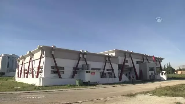 Tunus'ta sahra hastanesine dönüştürülen spor salonunda sağlık çalışanları koronavirüsle mücadele ediyor Tunus'ta sahra hastanesine dönüştürülen spor salonunda sağlık çalışanları koronavirüsle mücadele ediyor