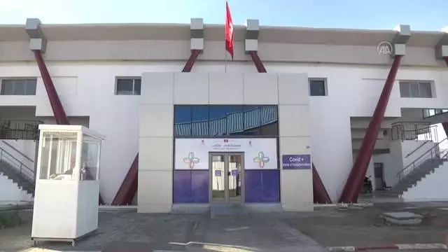 Tunus'ta sahra hastanesine dönüştürülen spor salonunda sağlık çalışanları koronavirüsle mücadele ediyor Tunus'ta sahra hastanesine dönüştürülen spor salonunda sağlık çalışanları koronavirüsle mücadele ediyor