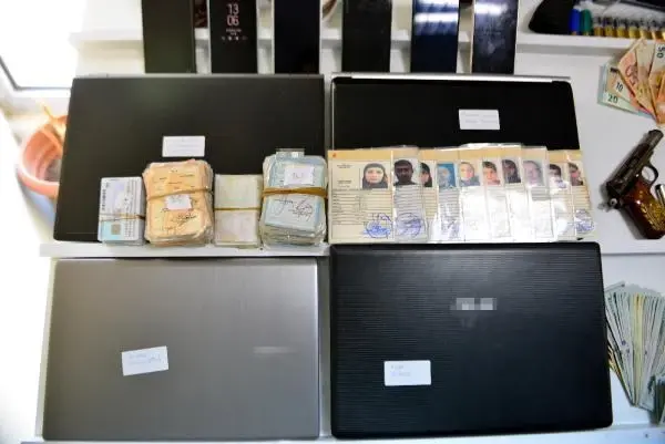 Son dakika haberleri... Usulsüz reçete ile 12.5 milyon lira vurgun yapan şebekeye 11 ilde operasyon: 41 gözaltı (2)- Yeniden Son dakika haberleri... Usulsüz reçete ile 12.5 milyon lira vurgun yapan şebekeye 11 ilde operasyon: 41 gözaltı (2)- Yeniden
