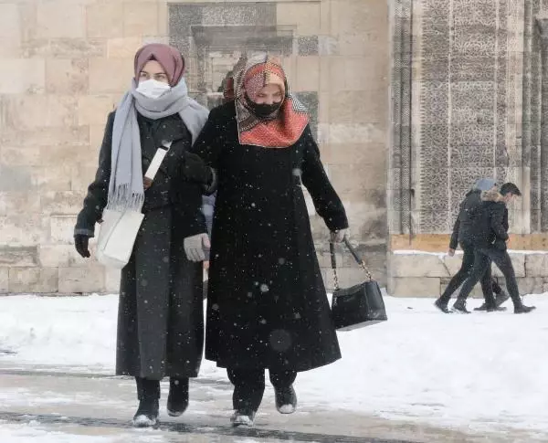 Uzmandan karlı ve buzlu zemin önerisi: Penguen gibi yürüyün Uzmandan karlı ve buzlu zemin önerisi: Penguen gibi yürüyün